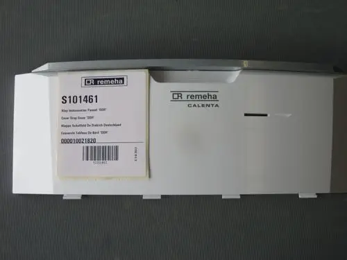 Weißes Kunststoffpaneel mit Remeha-Logo und Artikelnummer. Aufkleber mit Produktinformation in mehreren Sprachen angebracht.
